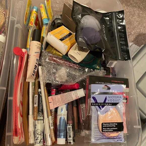 Gift with every purchase!! 😍🥰 - Picture 3 of 6